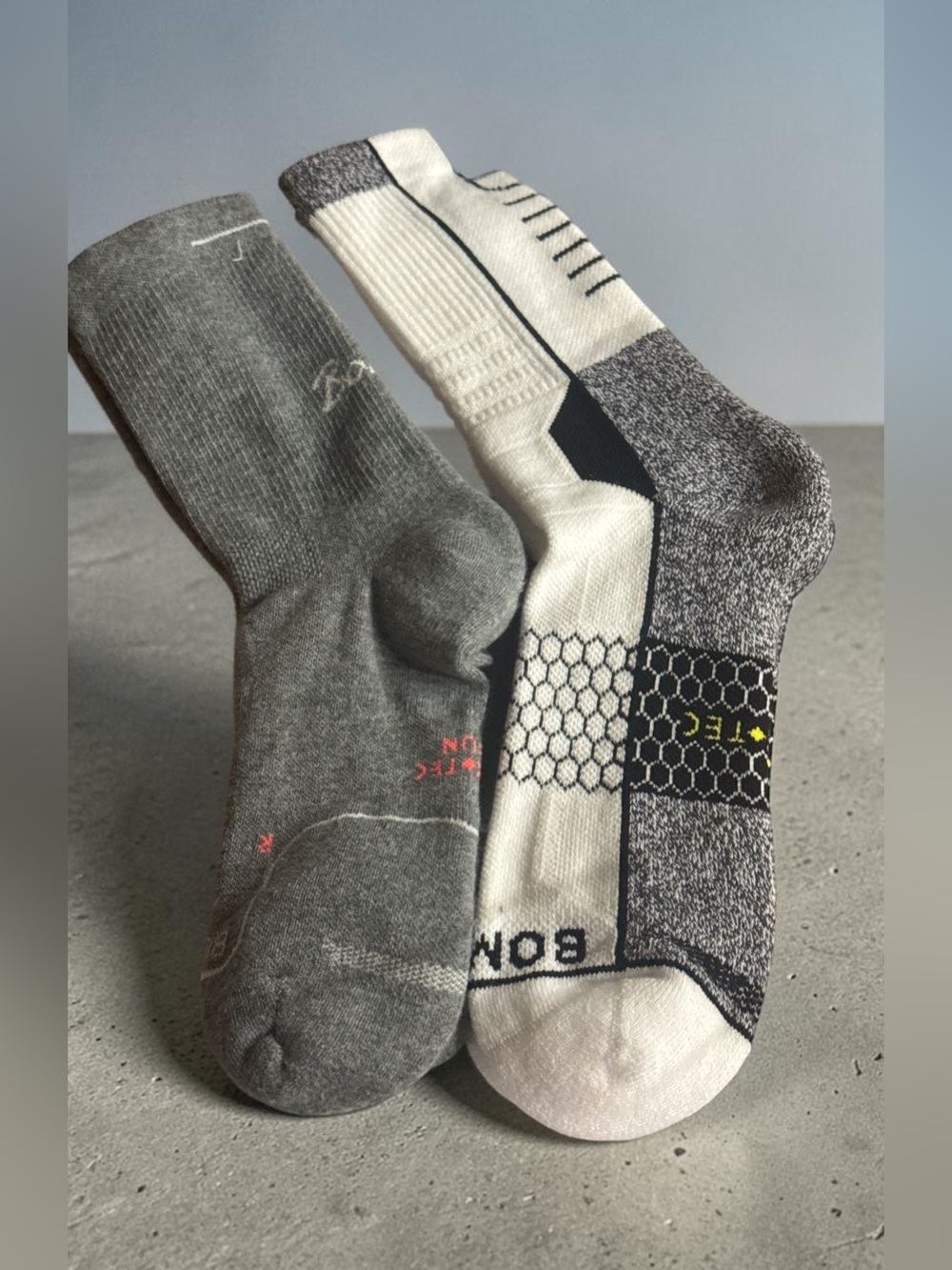 NWOT Bombas Unisex Athletic Crew Socks in White & Gray w/ Black SZ LG